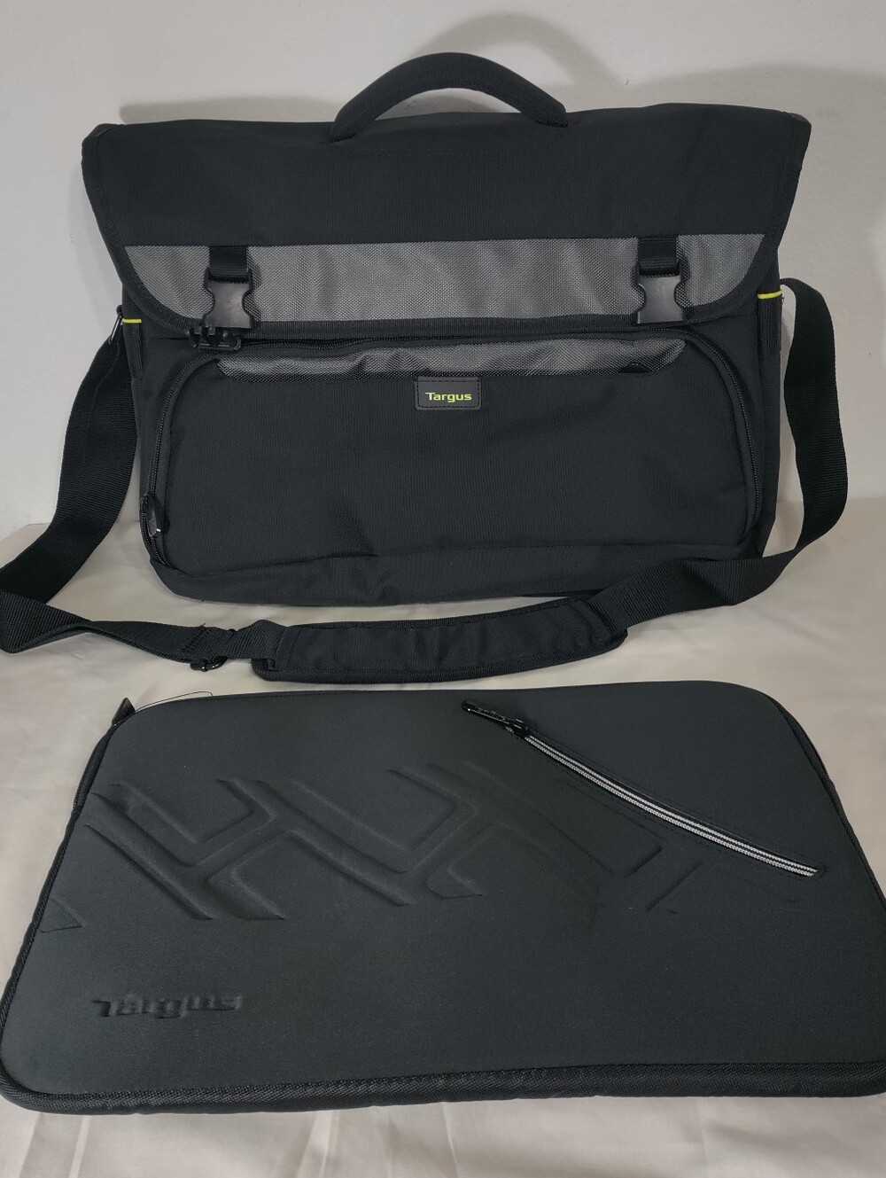 Like New Targus City Gear Hybrid Messenger TCG270 + Targus Trax Sleeve TSS677US